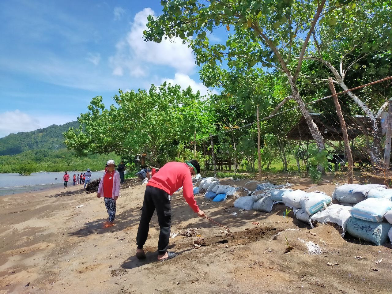 San Miguel Congregation in Leyte holds coastal cleanup