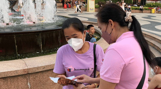 Congregations in Macau simultaneously distribute Church pamphlets