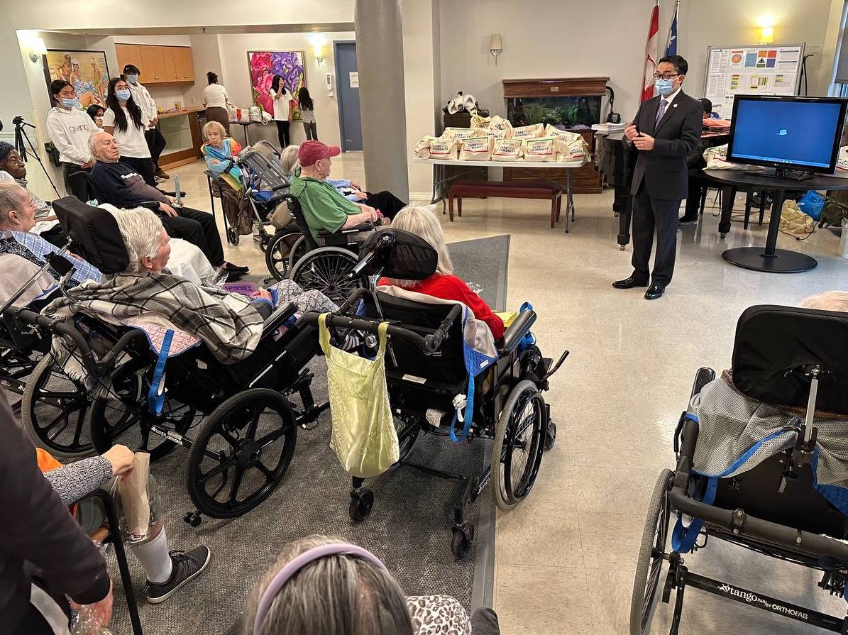 Care for Humanity in Ottawa cheers up residents of a seniors home