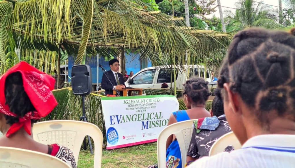 Lae City Congregation propagates the gospel in two languages
