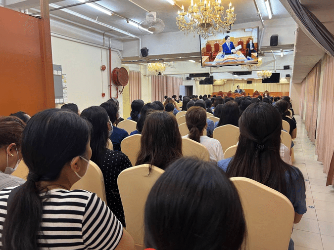 Finance officers in Macau bring along guests to place of worship