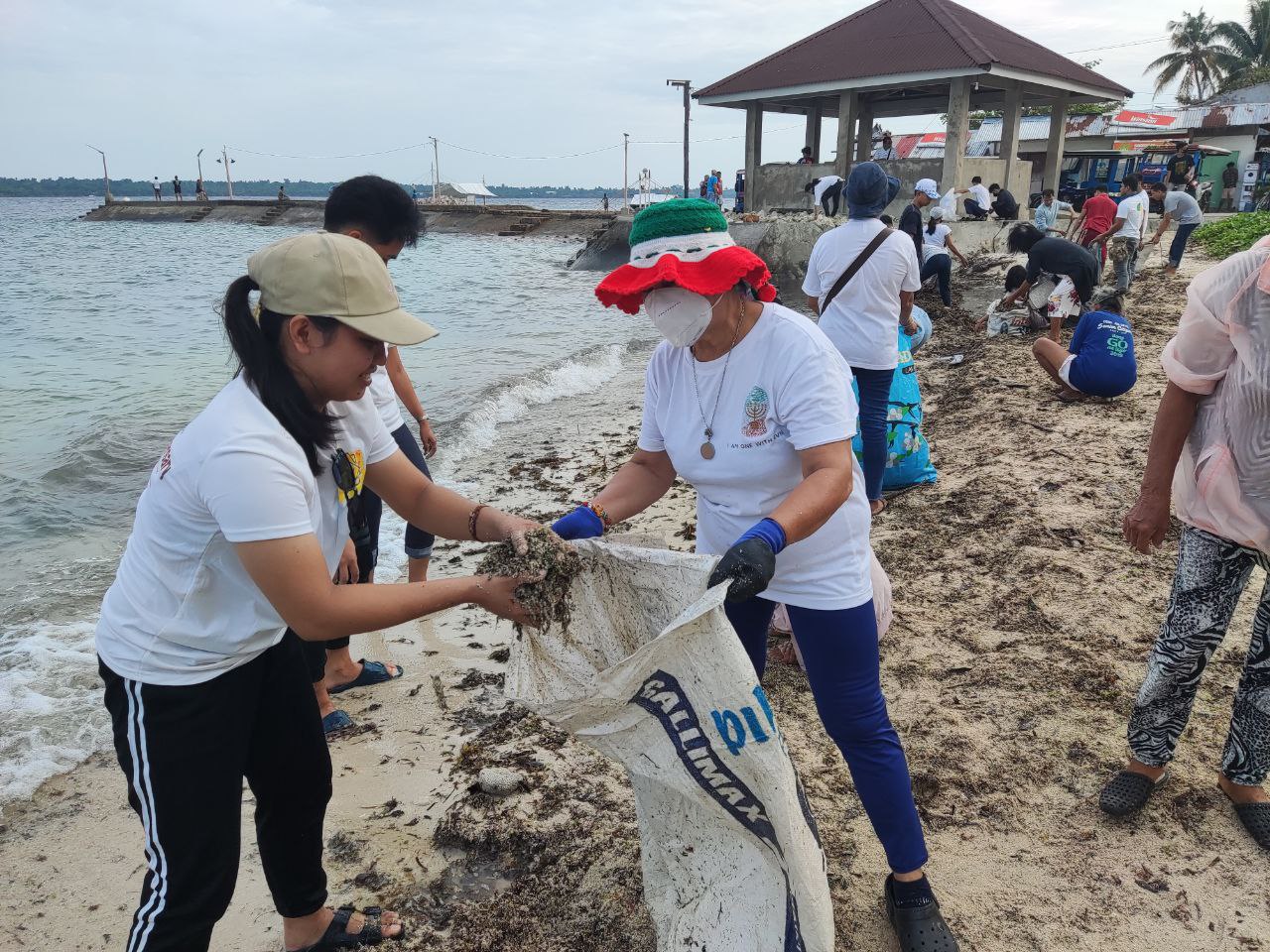 Bohol District helps clean Loon coasts