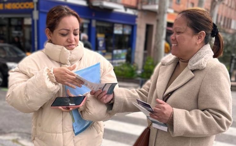 Spain congregations hand out Pasugo magazines