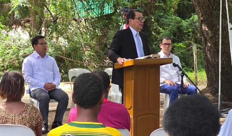 Port Moresby Congregation shares the words of God at Lahara Park